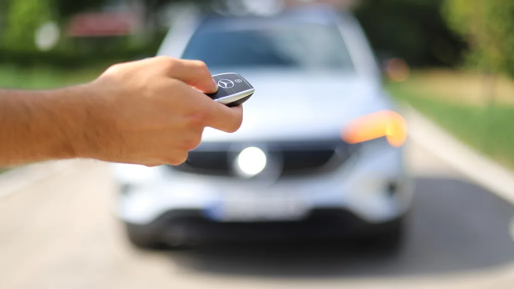 Rentalcars.com keys handover at the rental counter