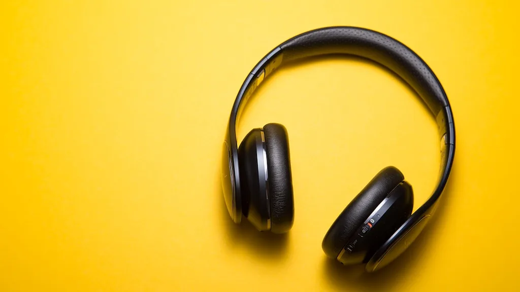 Best headphones for digital nomads over ear headphones on desk for digital nomads