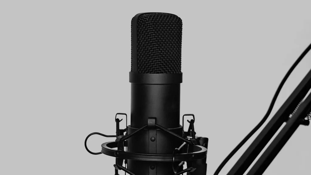 Best microphones for content creators USB microphone on desk arm for digital nomads