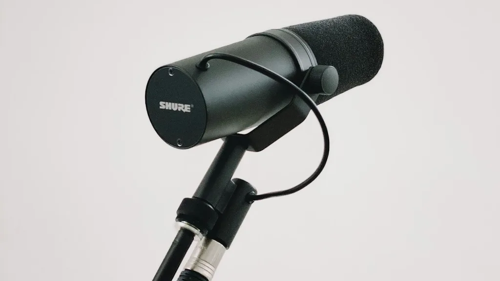 Best microphones for content creators lavalier mic clipped to shirt for digital nomads