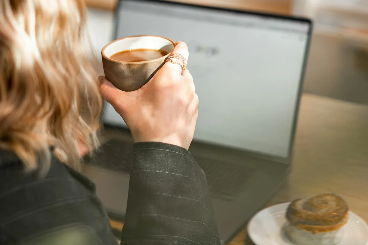 Digital nomad using best productivity apps on laptop and phone during a remote work day in 2026