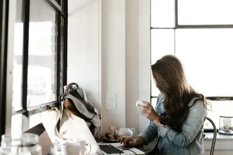 Digital nomad working from a Canggu cafe following the complete Bali nomad guide for 2026