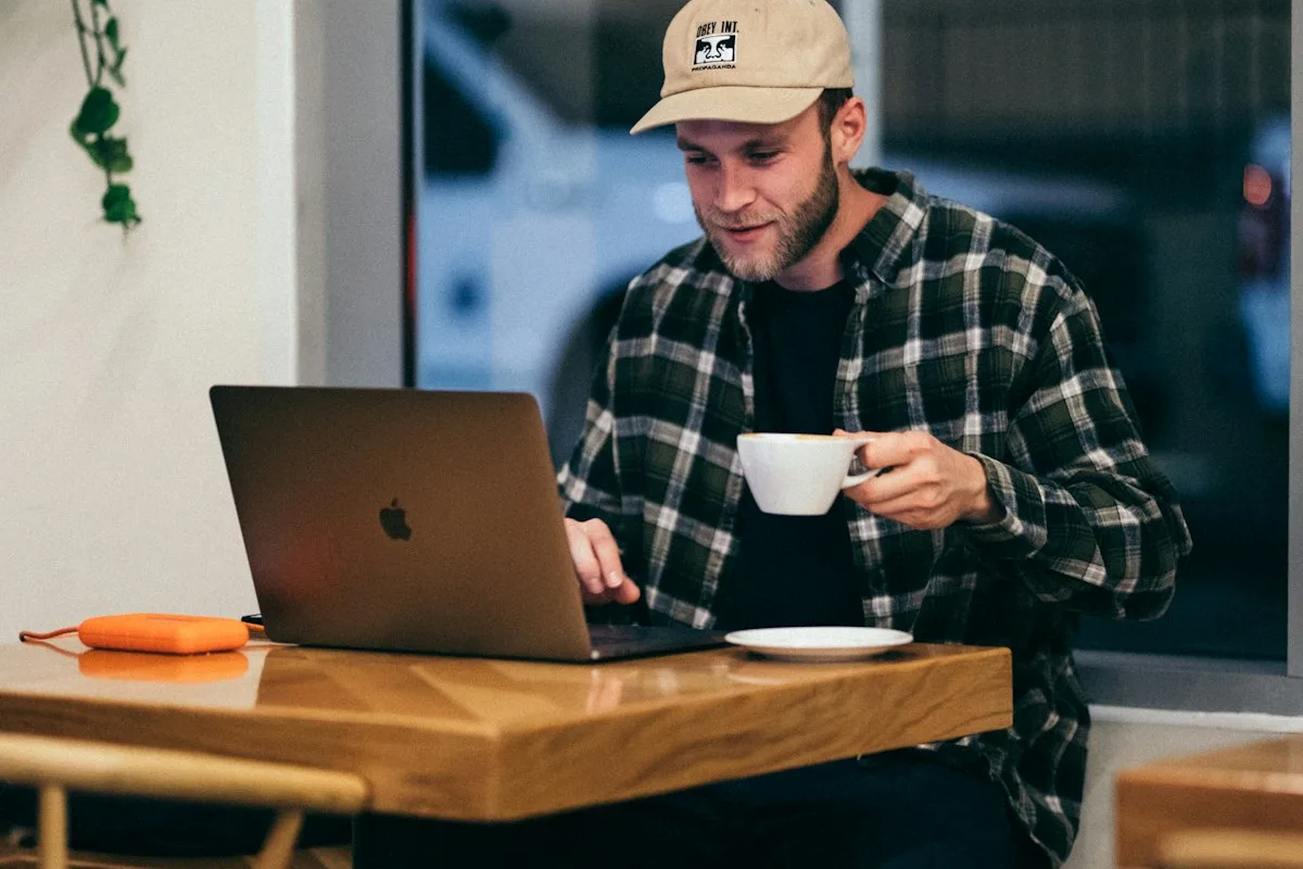 Digital nomad working from Porto riverside cafe along the Douro during a 2026 nomad stay
