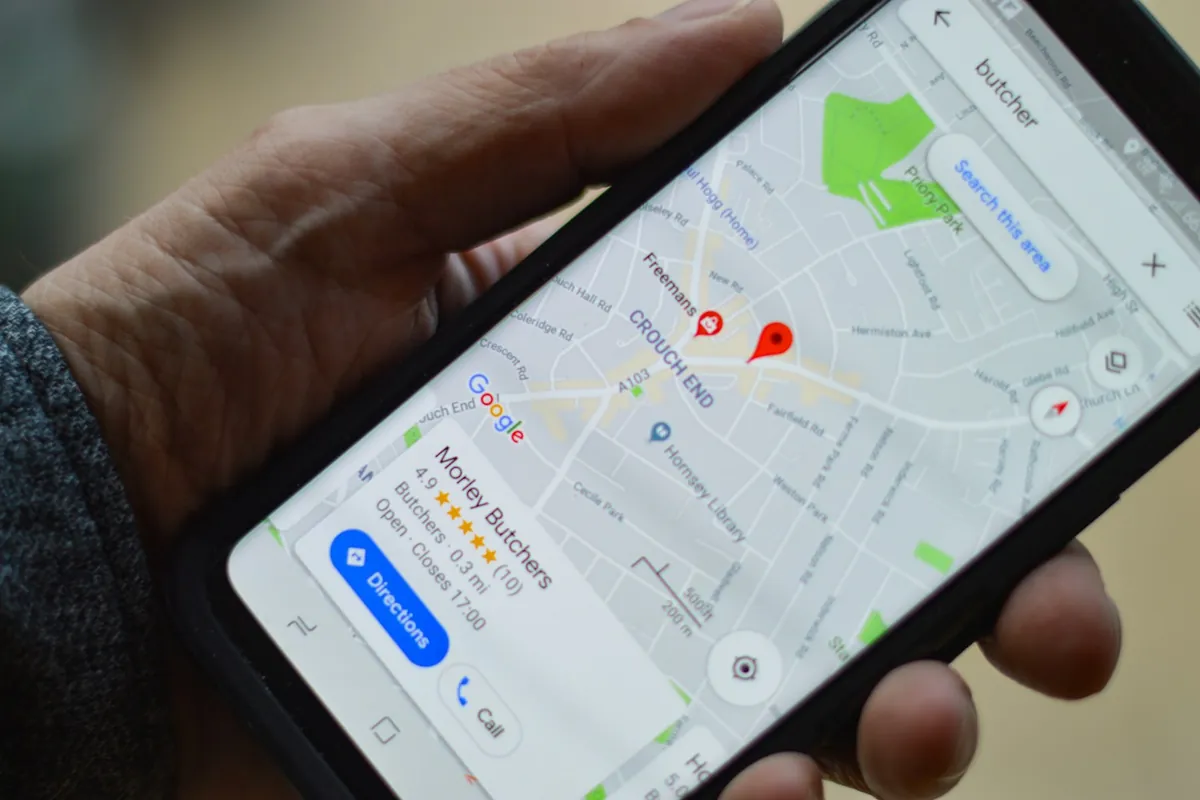 Hand hält ein Handy mit geöffneter Karten-App
