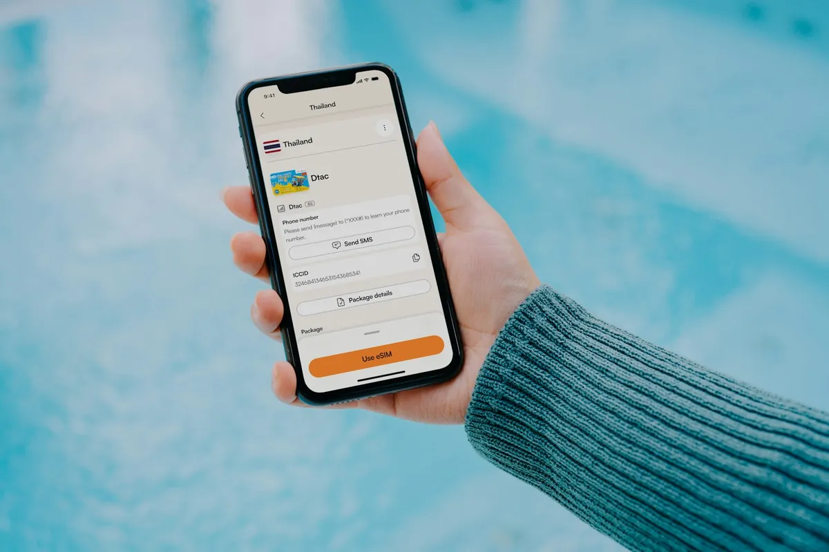 Handy zeigt einen eSIM-Datentarif in einer Reise-App