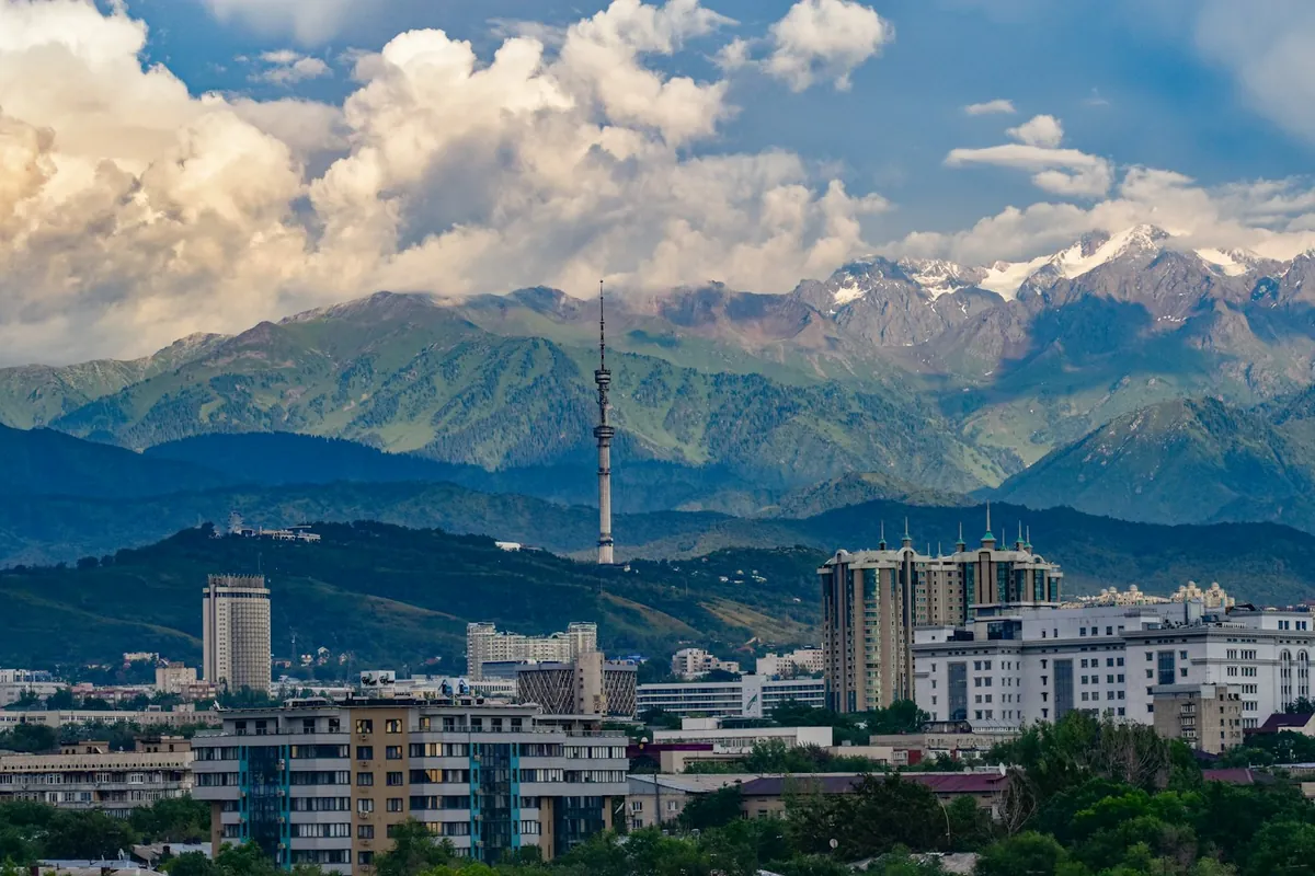 Skyline von Almaty mit verschneiten Bergen im Hintergrund, Kasachstan