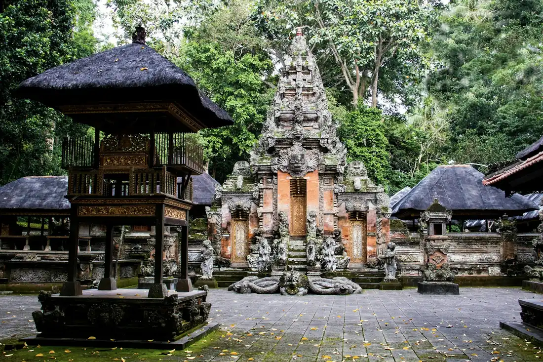 Puerta de un templo cubierta de musgo dentro del Santuario Sagrado del Bosque de los Monos en Ubud