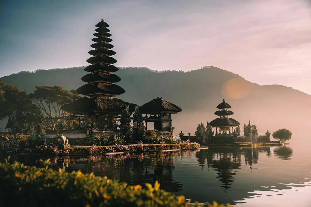 Templo Pura Ulun Danu Bratan sobre un lago en las tierras altas de Bali