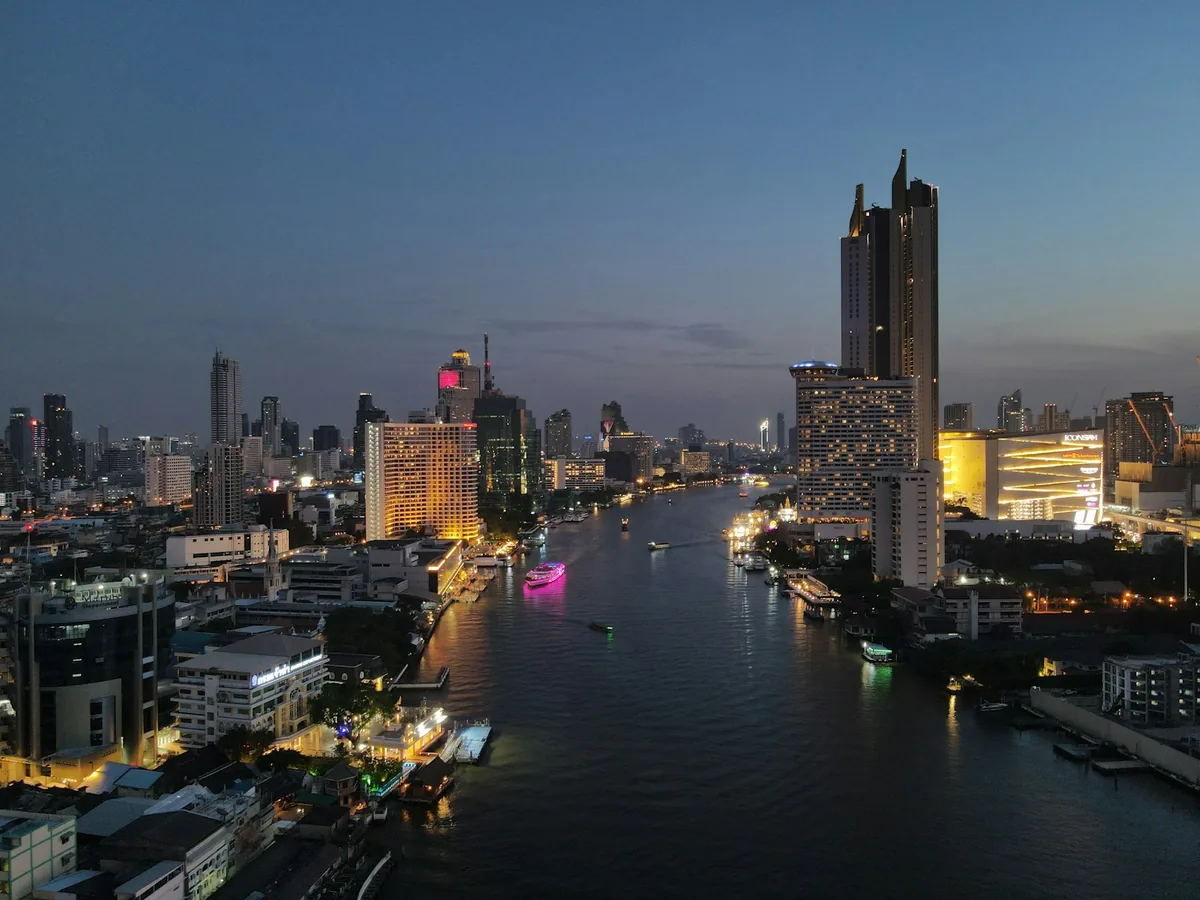 Bangkoks Skyline entlang des Chao Phraya bei Nacht