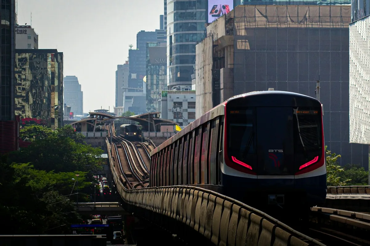 Der BTS Skytrain fährt über der Stadt Bangkok