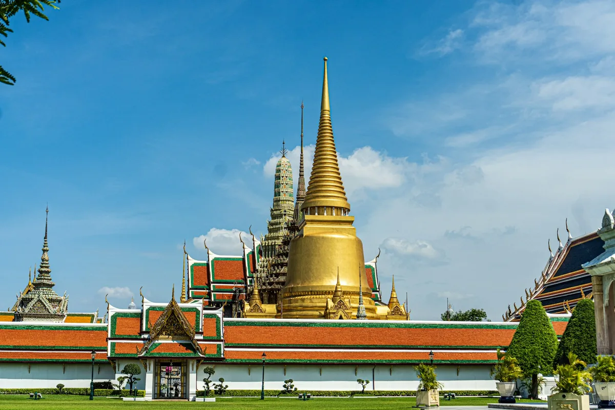 Die goldene Stupa und Türme des Grand Palace in Bangkok