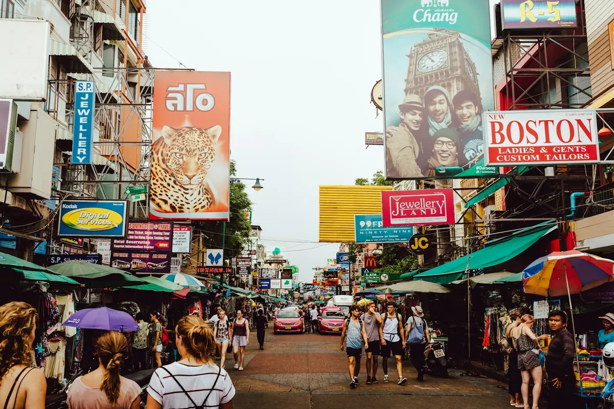Werbetafeln und Marktstände entlang der Khao San Road in Bangkok