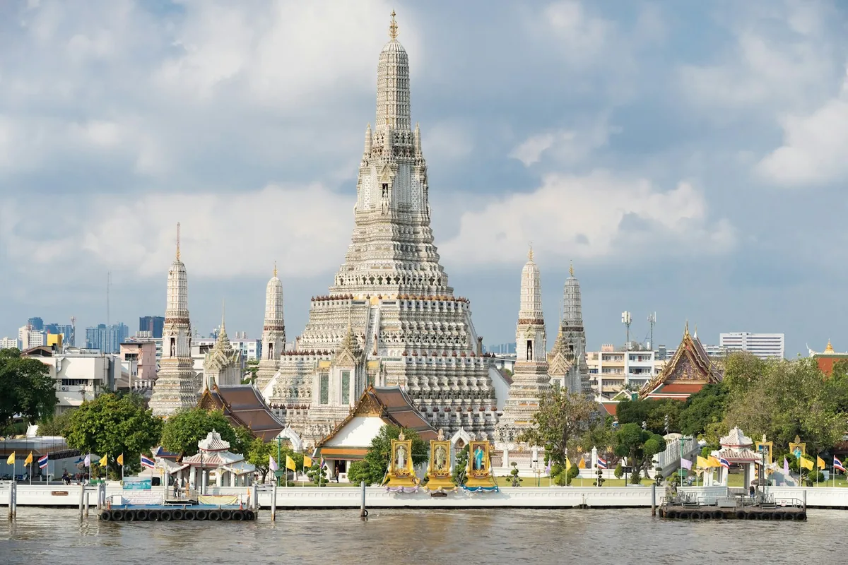 Der Wat-Arun-Tempel erhebt sich über dem Chao Phraya in Bangkok
