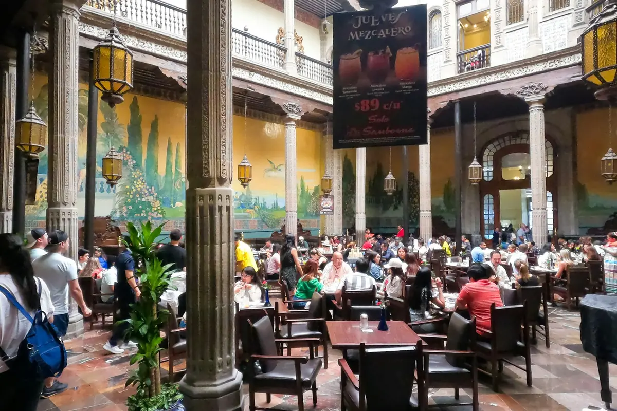 Belebtes Innenhof-Restaurant in der Innenstadt von Mexico City