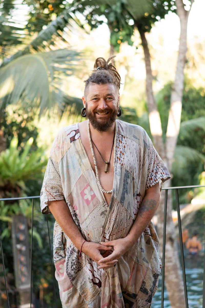 Chenzo, holistic coach, who offers a free 30-minute discovery call