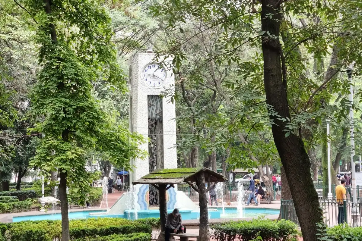 Park mit Brunnen und Uhrturm in Mexiko Stadt