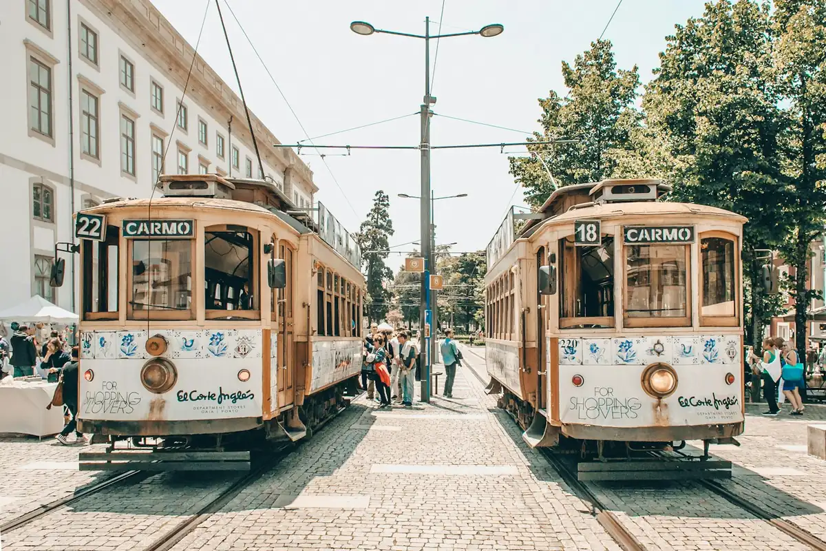 Dos tranvías históricos en una calle de Oporto
