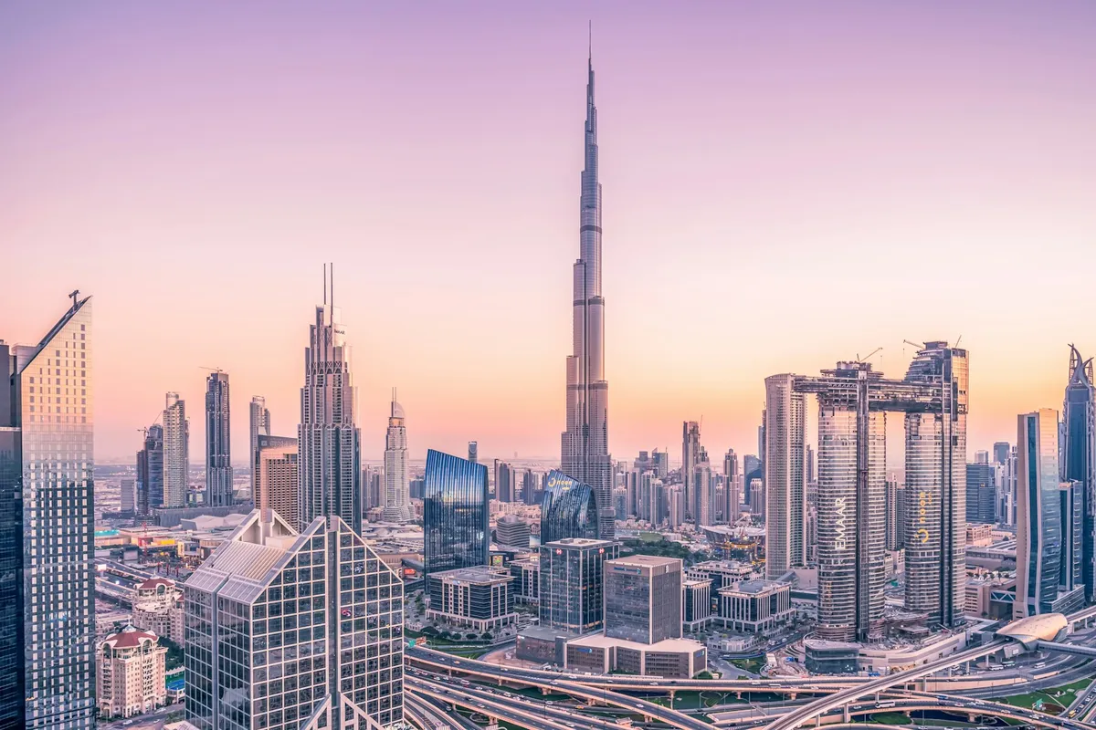 El Burj Khalifa elevándose sobre el horizonte de Dubái al atardecer