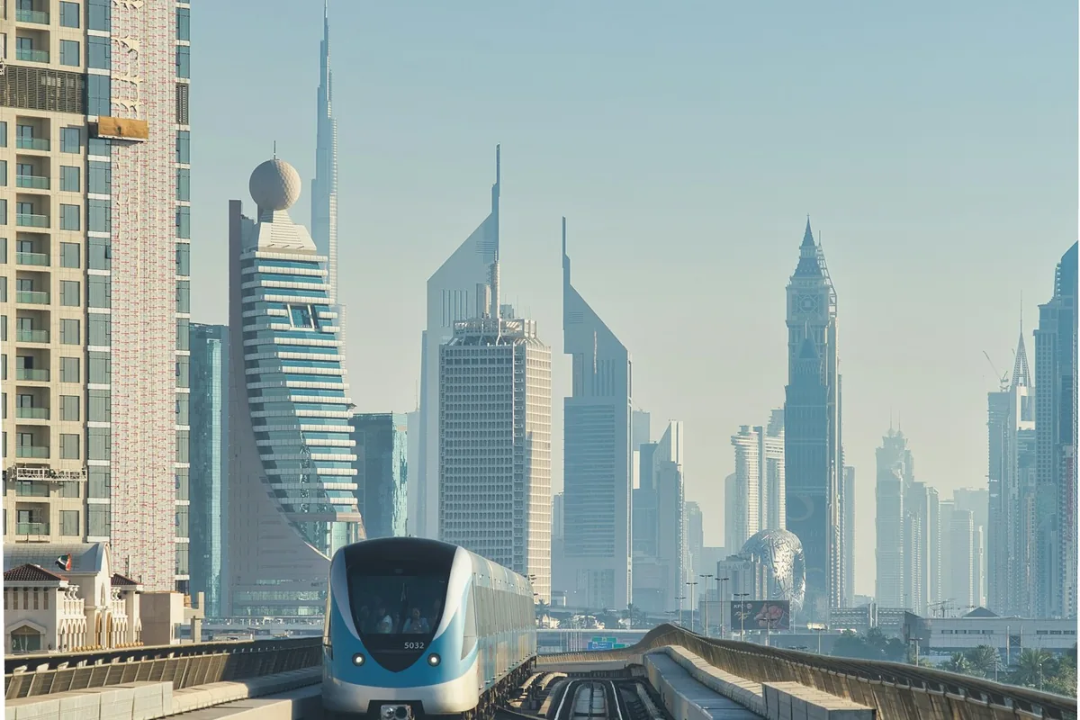Tren del Metro de Dubái circulando frente al horizonte de la ciudad