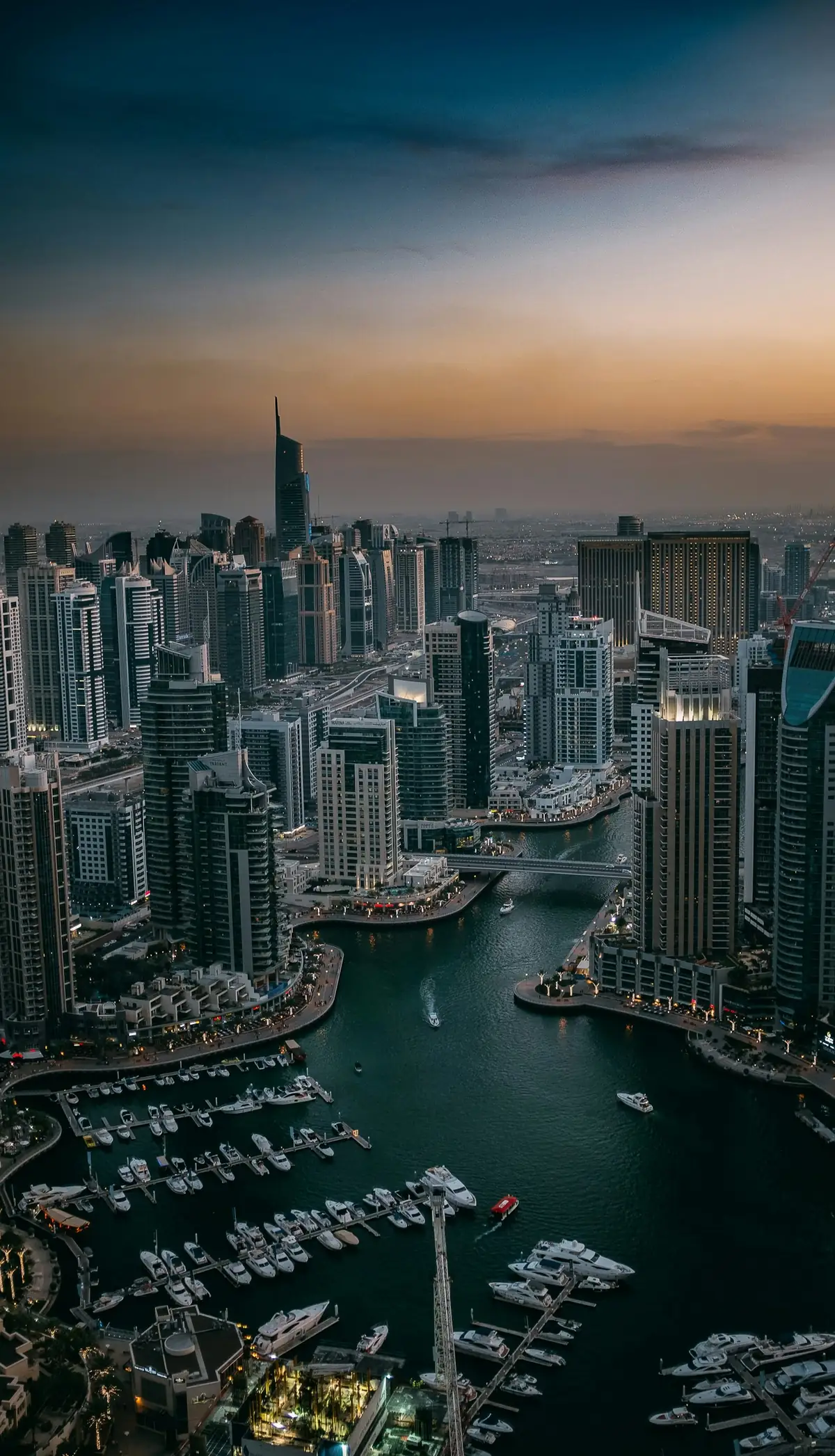 El puerto de yates de Dubai Marina rodeado de rascacielos al atardecer