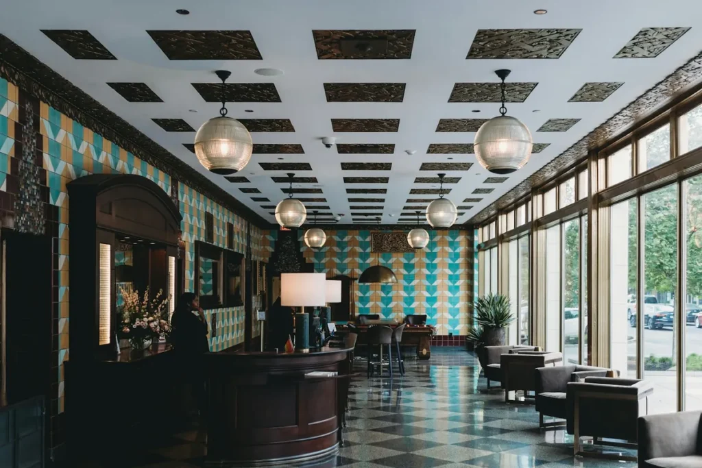 Hotellobby mit Schachbrettboden und einer Bar
