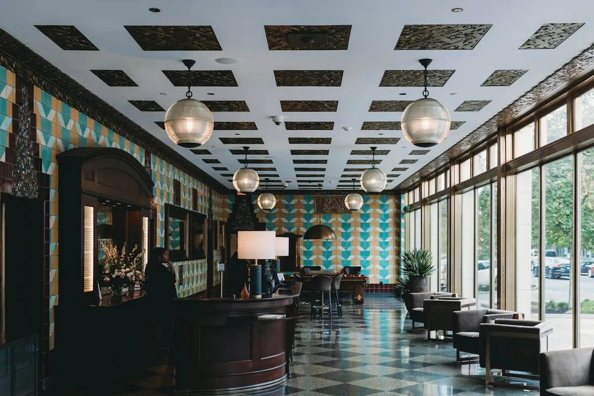 Hotellobby mit Schachbrettboden und einer Bar
