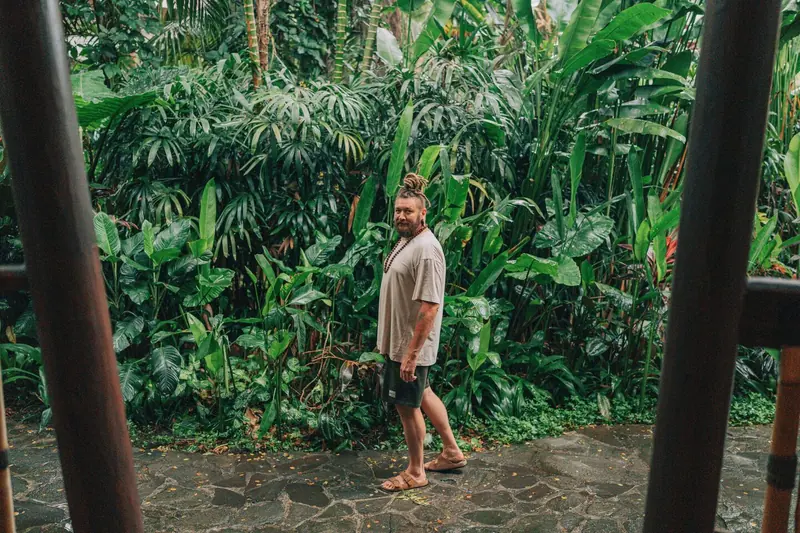Chenzo läuft im Profil auf einem Dschungelpfad in Bali