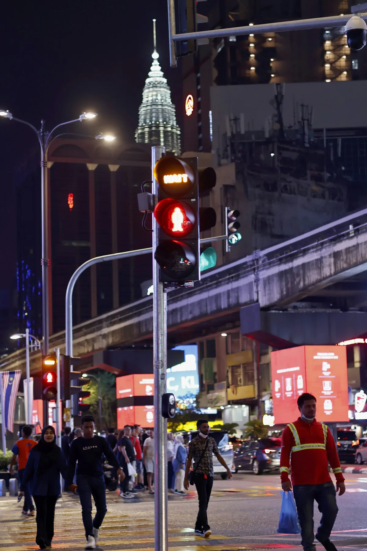 Escena nocturna de una calle de Bukit Bintang con las Petronas Towers al fondo, Kuala Lumpur