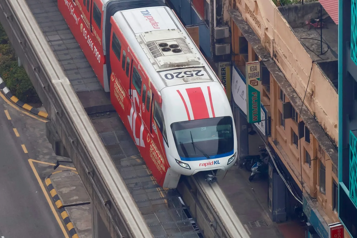 Tren del monorraíl de Kuala Lumpur sobre una vía elevada