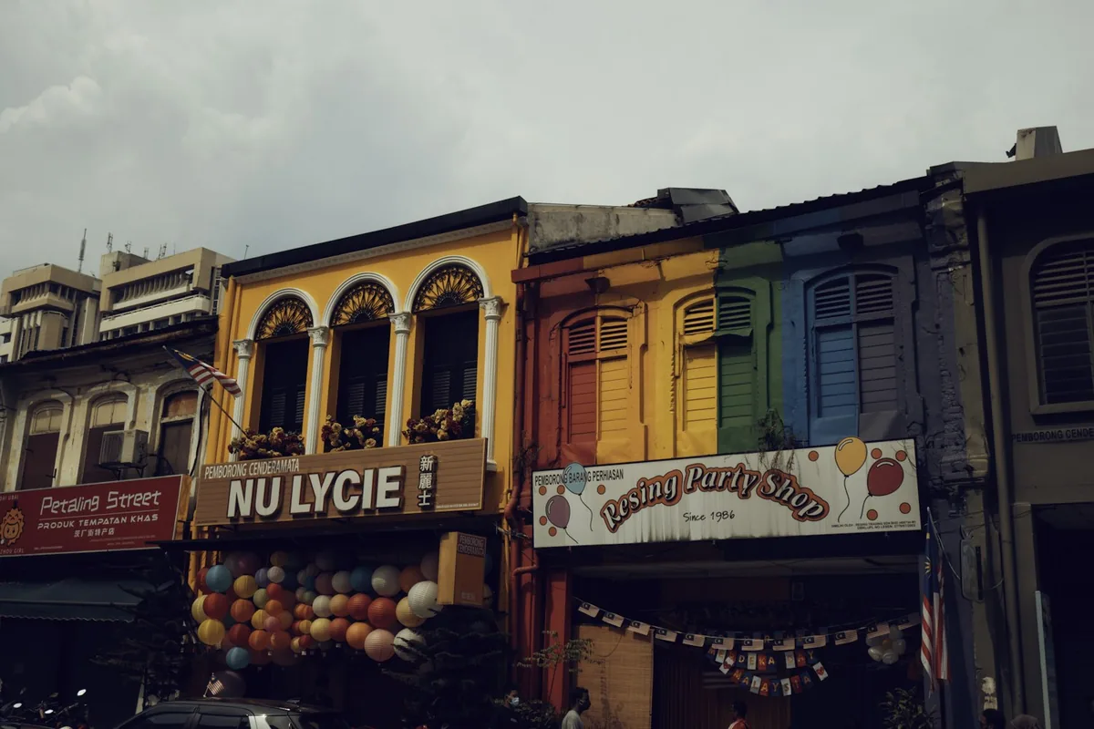 Fachadas de tiendas coloridas en Petaling Street, Kuala Lumpur