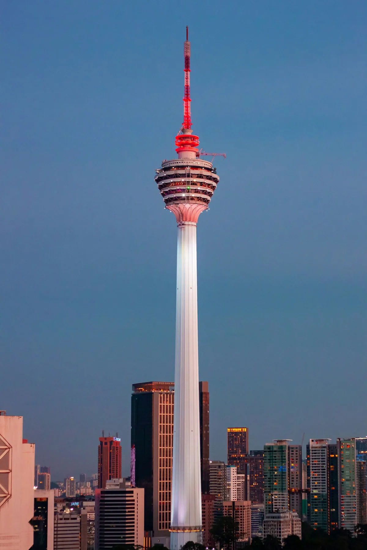 La KL Tower elevándose sobre el perfil de Kuala Lumpur al atardecer