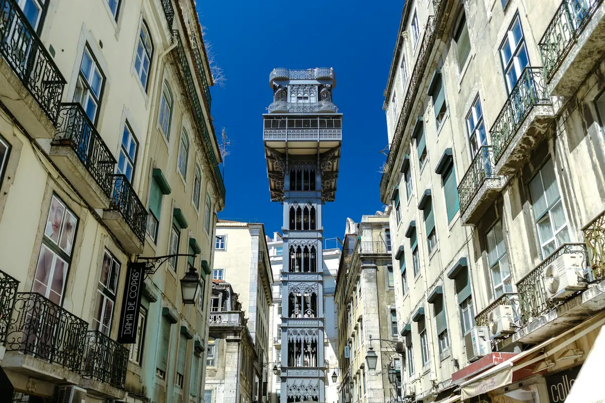 El Elevador de Santa Justa elevándose entre edificios en el centro de Lisboa