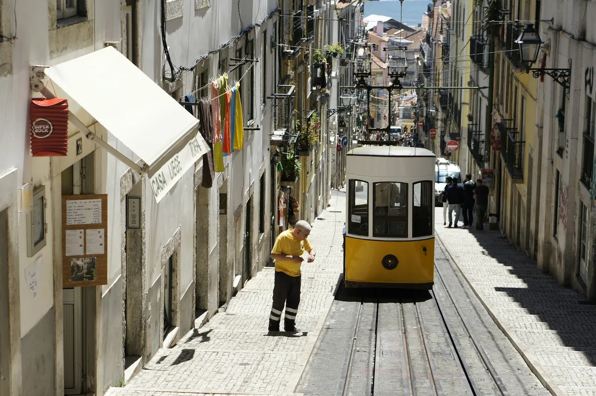 El funicular de la Bica subiendo una de las calles empinadas del Bairro Alto de Lisboa