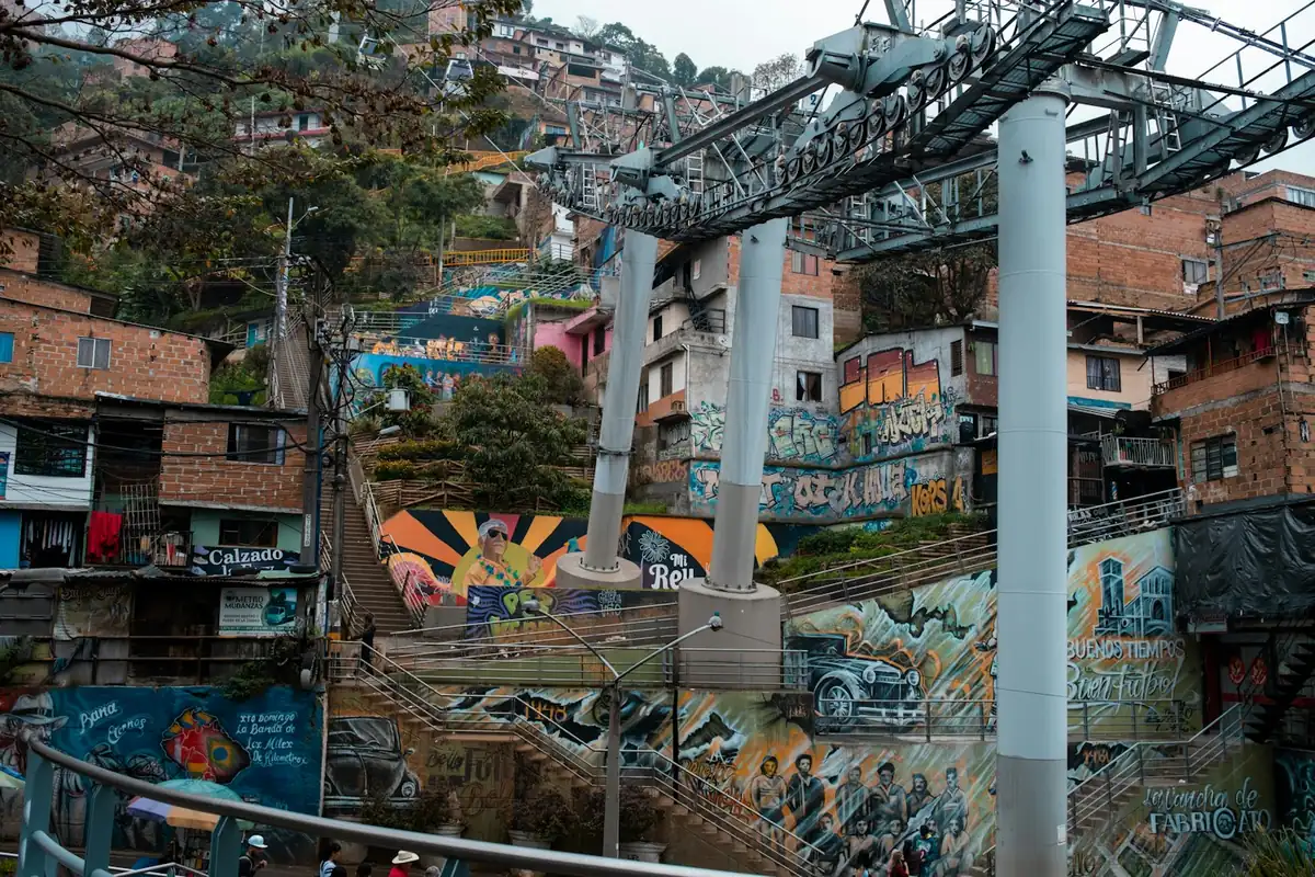 Arte urbano y escaleras mecánicas al aire libre en la Comuna 13, Medellín