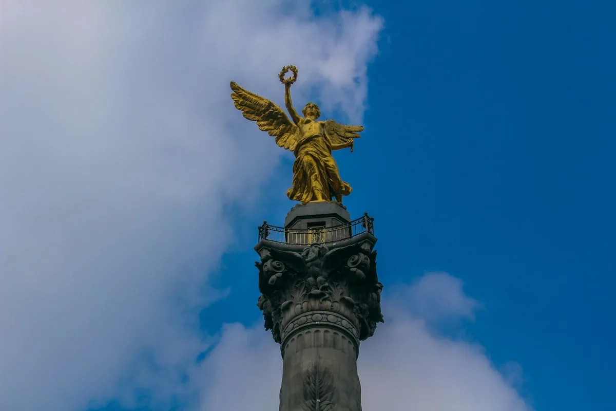Die goldene Engelsstatue der Unabhängigkeit am Paseo de la Reforma, Mexico City