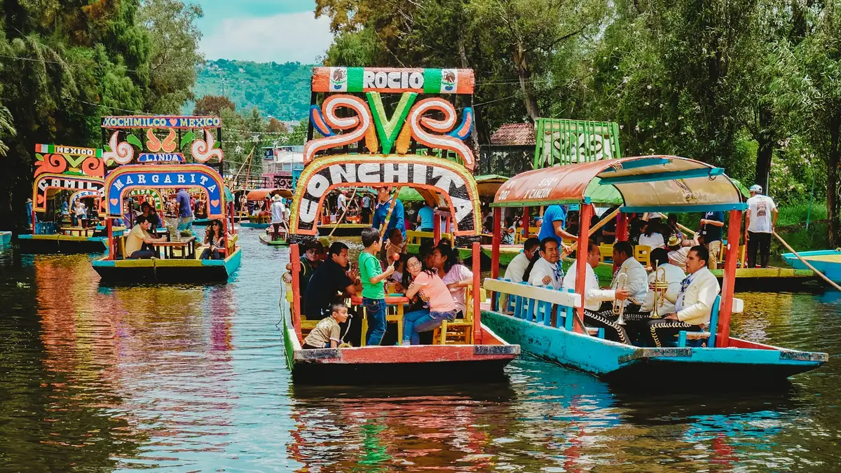 Coloridas trajineras en los canales de Xochimilco, en Ciudad de México