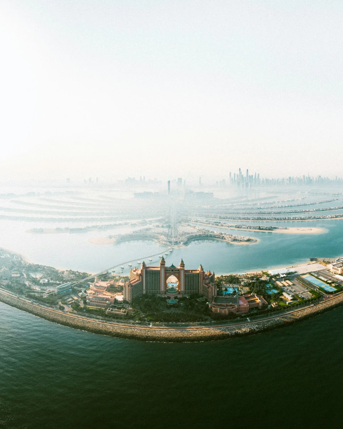 Vista aérea de la isla Palm Jumeirah con el hotel Atlantis, Dubái