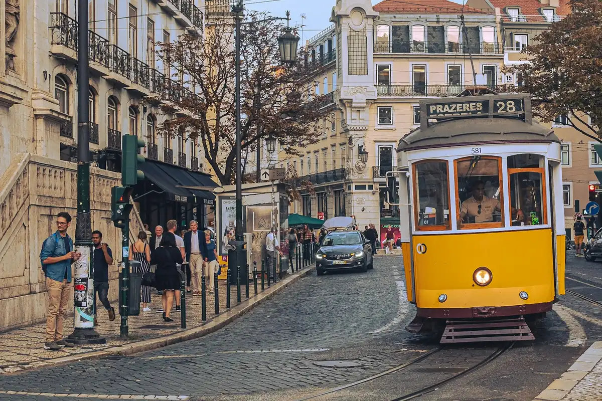 El tranvía amarillo 28 en una calle concurrida de Lisboa