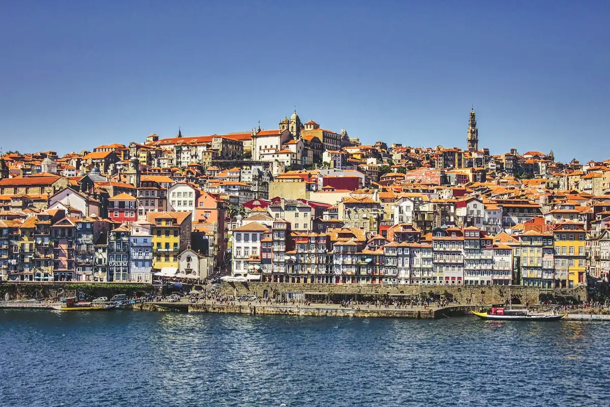 Las casas de Oporto junto al río, apiladas sobre el Duero
