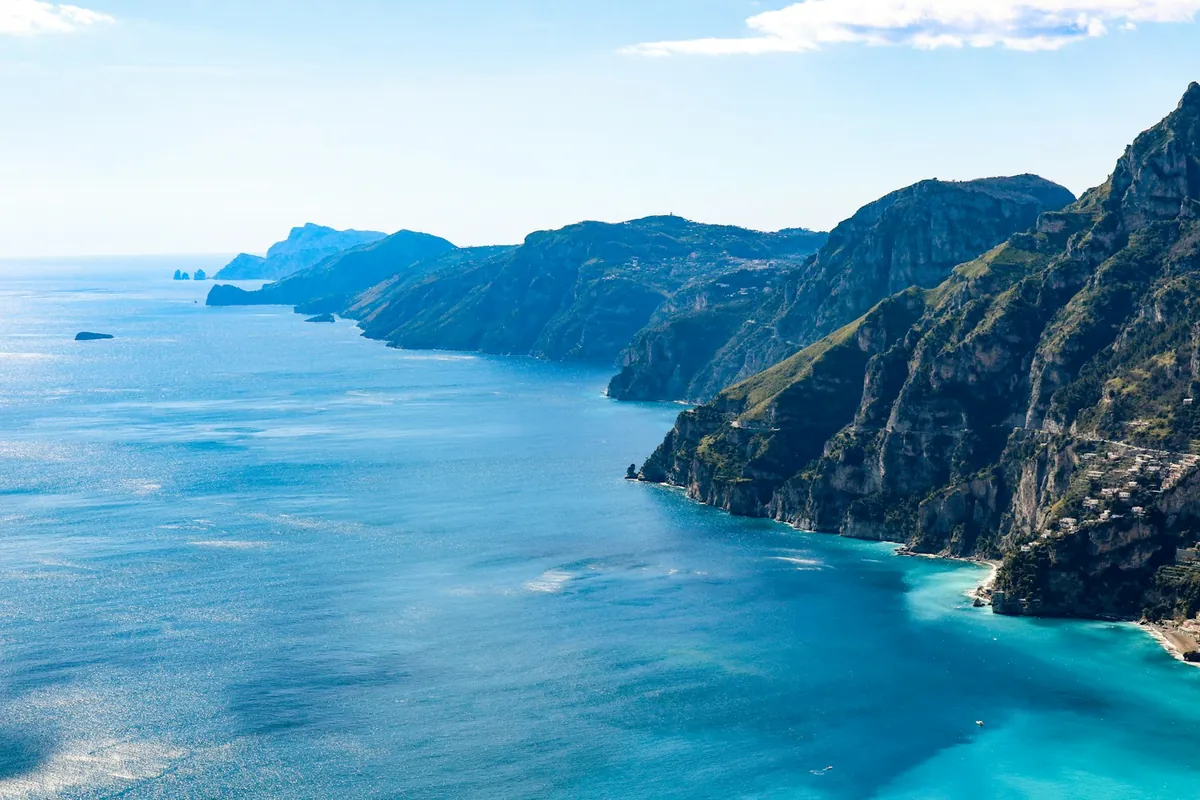 Steile grüne Klippen entlang der Amalfiküste in Italien