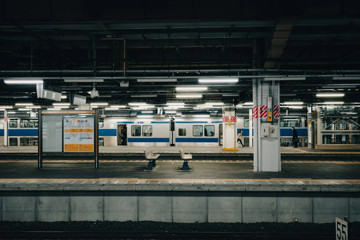 Eine U-Bahn, die an einem Bahnsteig in Tokio hält