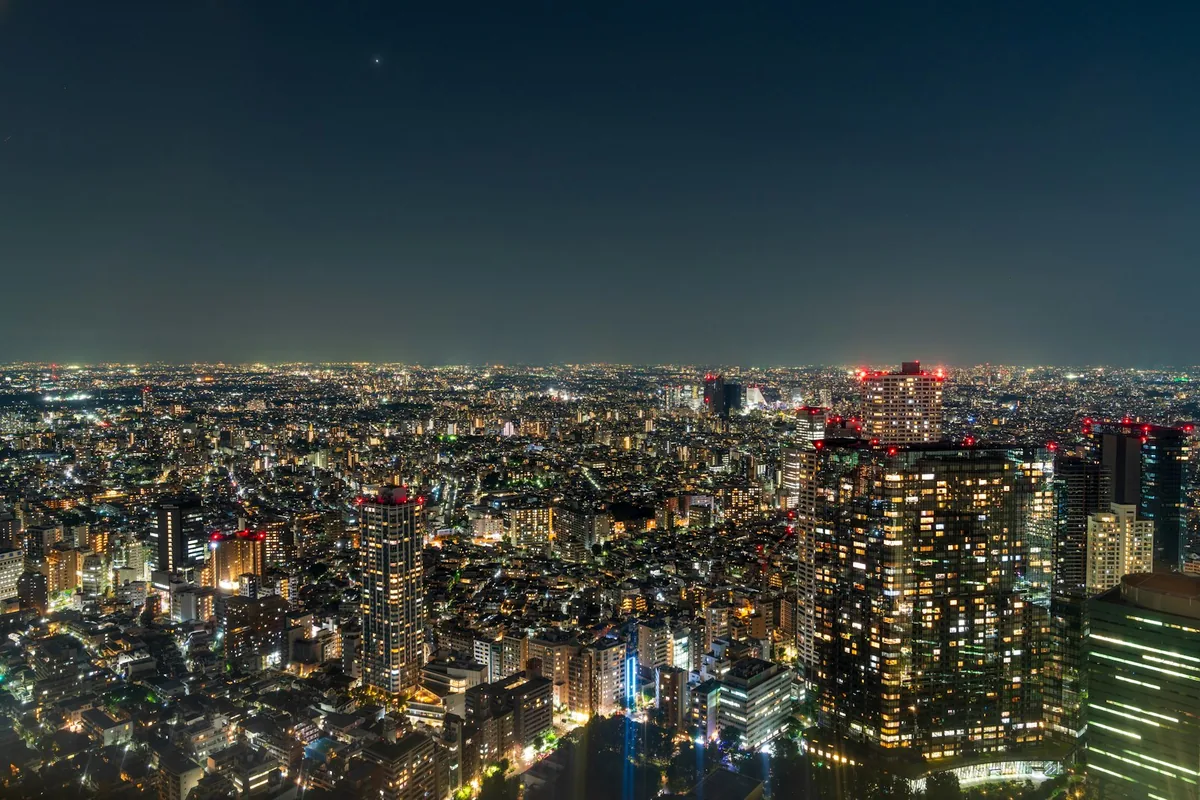 Shinjukus Wolkenkratzer bei Nacht in Tokio beleuchtet