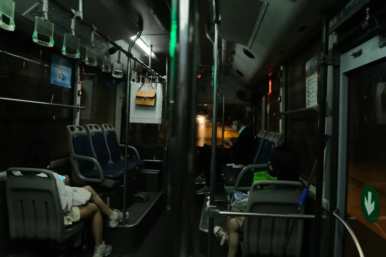 Reisender schläft im Nachtbus