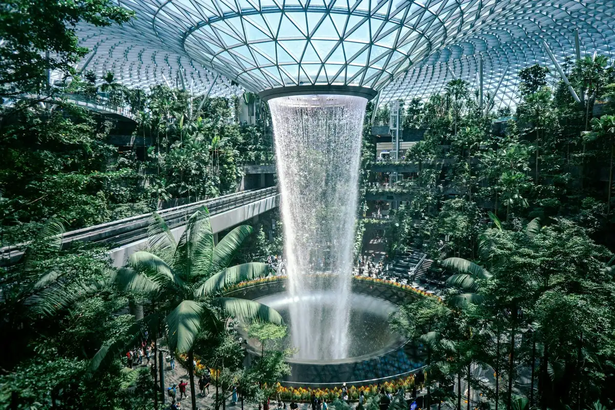 Wasserfall im Innenbereich von Jewel, Flughafen Singapur Changi