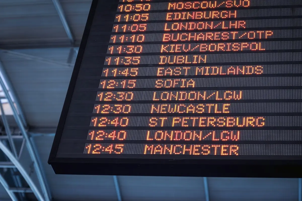 Abflugtafel am Flughafen mit Flugzeiten und Zielen