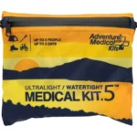 EHBO-set Adventure Medical Kits Ultralight/Watertight .5 in een geel-marineblauw zakje