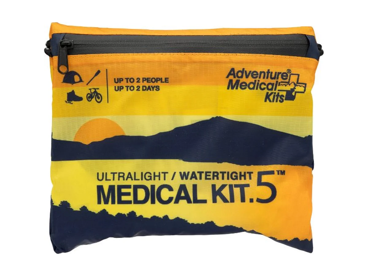 EHBO-set Adventure Medical Kits Ultralight/Watertight .5 in een geel-marineblauw zakje