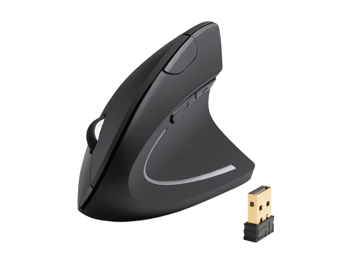 Ratón ergonómico vertical Anker 2.4G en negro, con su pequeño receptor USB al lado