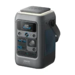 Anker SOLIX C300 DC powerstation, een rechtopstaand grijs apparaat met USB-C-poorten en een draagriem