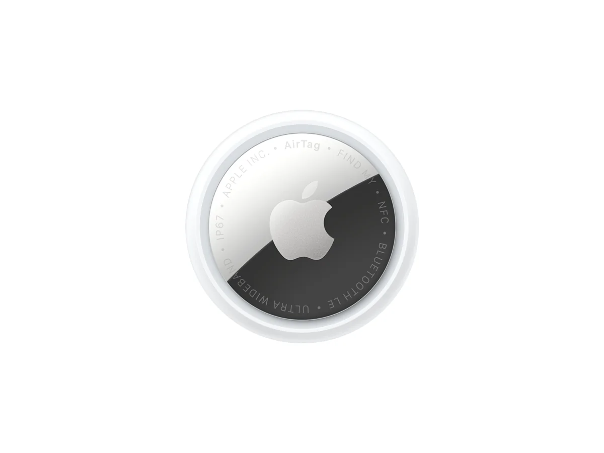 Apple AirTag, un localizador redondo blanco y plateado, visto de frente sobre fondo gris claro